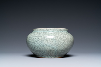 A Chinese crackle-glazed alms bowl, 19th C.