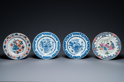 Seize assiettes en porcelaine de Chine en bleu et blanc, famille rose et de style Imari, Kangxi et apr&egrave;s