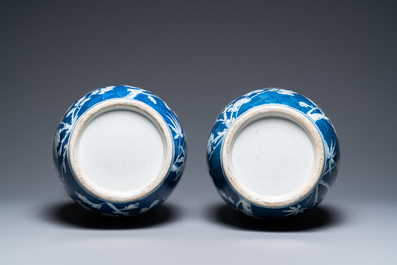 Une paire de vases en porcelaine de Chine en bleu et blanc &agrave; d&eacute;cor de dragons et de pivoines, 19&egrave;me