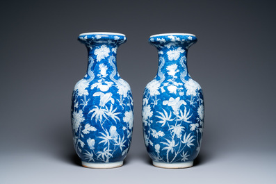 Une paire de vases en porcelaine de Chine en bleu et blanc &agrave; d&eacute;cor de dragons et de pivoines, 19&egrave;me