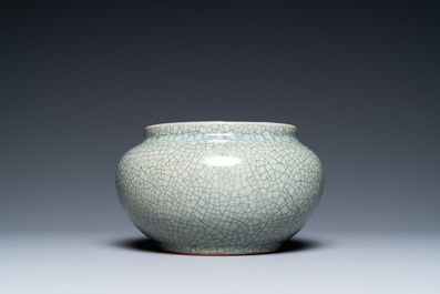 A Chinese crackle-glazed alms bowl, 19th C.