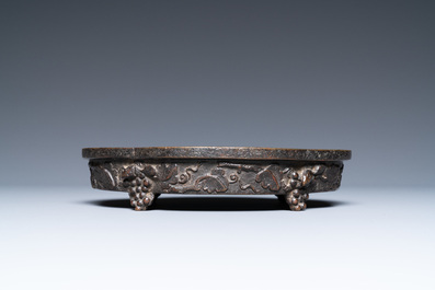 Een Chinese bronzen vierlobbige penselenwasser, Kangxi