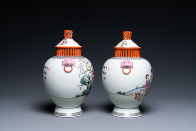 Une paire de vases couverts aux couvercles ajour&eacute;s en porcelaine de Chine famille rose, Qianlong marque, R&eacute;publique