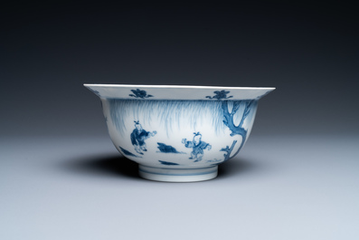 Un bol de type 'klapmuts' en porcelaine de Chine en bleu et blanc, marque de Xuande, Kangxi