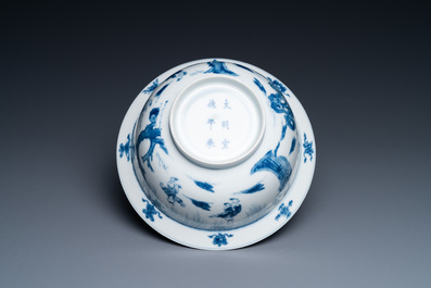 Un bol de type 'klapmuts' en porcelaine de Chine en bleu et blanc, marque de Xuande, Kangxi