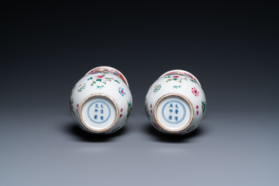 Une paire de vases en porcelaine de Chine famille rose, marque de Yongzheng, 19/20&egrave;me