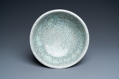 Un bol de type 'geyao' en porcelaine de Chine &agrave; fond craquel&eacute;, Yongzheng/Qianlong