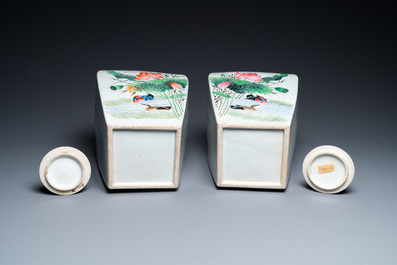 Une paire de pots couverts en porcelaine de Chine qianjiang cai, sign&eacute;s Song Yue Xuan et dat&eacute;s 1912