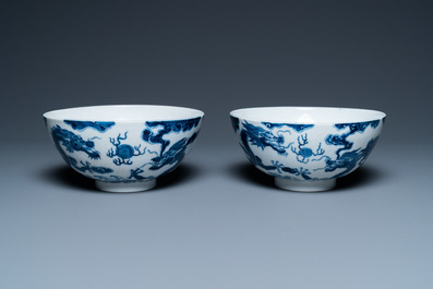 Une paire de bols en porcelaine de Chine 'Bleu de Hue' pour le Vietnam, 20&egrave;me