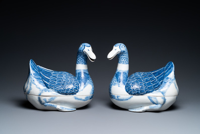 Une paire de terrines couvertes en forme de canard en porcelaine de Chine en bleu et blanc, R&eacute;publique