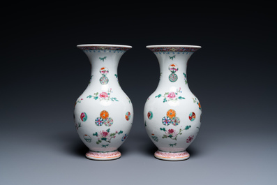 Une paire de vases en porcelaine de Chine famille rose, marque de Yongzheng, 19/20&egrave;me