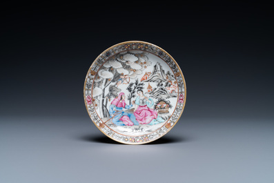 Een fijne Chinese famille rose kop en schotel met romantisch decor, Qianlong
