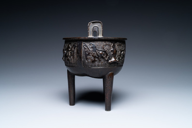 Een Chinese driepotige bronzen 'taotie' wierookbrander, Ming