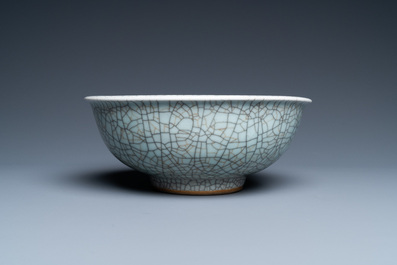 Un bol de type 'geyao' en porcelaine de Chine &agrave; fond craquel&eacute;, Yongzheng/Qianlong