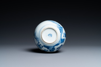 Un vase de forme globulaire en porcelaine de Chine en bleu et blanc, Kangxi