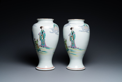 Une paire de vases en porcelaine de Chine famille rose, marque de Kangxi, R&eacute;publique