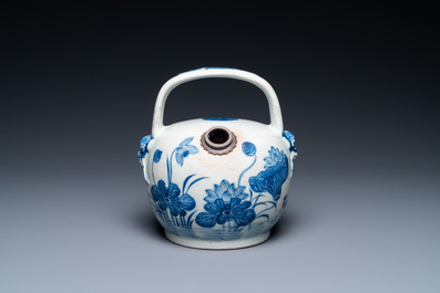 Un pot &agrave; chaux en porcelaine de Chine en bleu et blanc pour le march&eacute; thai, 19&egrave;me