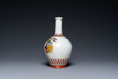 Un vase de forme bouteille en porcelaine Ko-Imari de style Ko-Kutani &agrave; d&eacute;cor d'un coq, d'une poule et leur poussin, probablement Edo, fin du 17&egrave;me