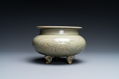 Een Chinese driepotige Yaozhou celadon wierookbrander, Song of later