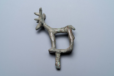Een Luristaanse bronzen pin met een hert, Iran, 1e millennium v.C.