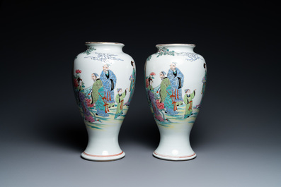 Une paire de vases en porcelaine de Chine famille rose, marque de Kangxi, R&eacute;publique