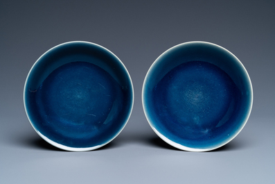 Une paire de coupes en porcelaine de Chine en bleu monochrome, marque et &eacute;poque de Qianlong