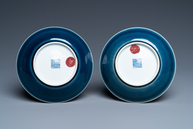 Een paar Chinese monochrome blauwe borden, Qianlong merk en periode