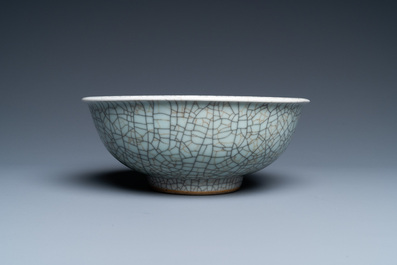 Un bol de type 'geyao' en porcelaine de Chine &agrave; fond craquel&eacute;, Yongzheng/Qianlong