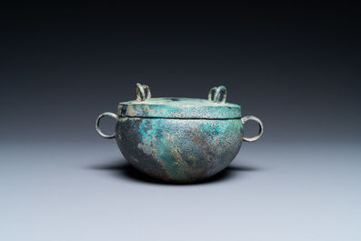 Een Chinese archa&iuml;sche bronzen 'zhou' dekselkom, Periode van Lente en Herfst