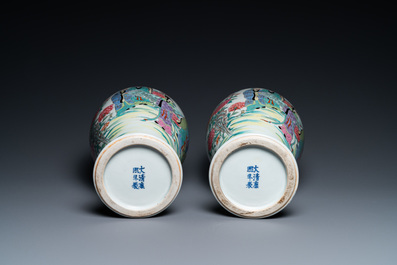 Une paire de vases en porcelaine de Chine famille rose, marque de Kangxi, R&eacute;publique