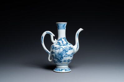 Een Chinese blauw-witte kan met een kylin en een feniks, Kangxi