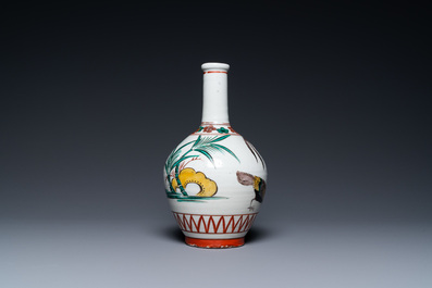 Un vase de forme bouteille en porcelaine Ko-Imari de style Ko-Kutani &agrave; d&eacute;cor d'un coq, d'une poule et leur poussin, probablement Edo, fin du 17&egrave;me