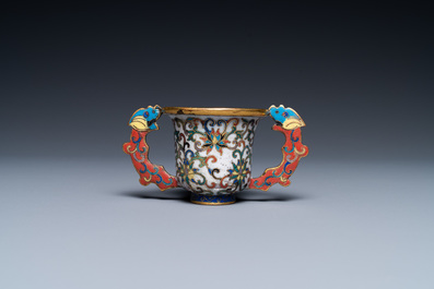 Une tasse sur son support en &eacute;maux cloisonn&eacute;s &agrave; d&eacute;cor de rinceaux de lotus, Chine, 18/19&egrave;me