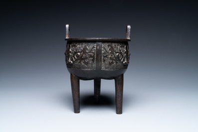 Een Chinese driepotige bronzen 'taotie' wierookbrander, Ming