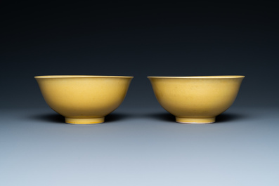 Une paire de bols en porcelaine de Chine en jaune monochrome, marque de Yongzheng, 19&egrave;me