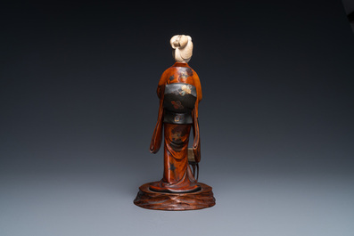 Un okimono d'une geisha en bois, laque, ivoire et nacre, Japon, Meiji, 19&egrave;me