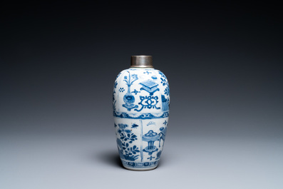 Een Chinese blauw-witte theebus met zilveren montuur, Kangxi