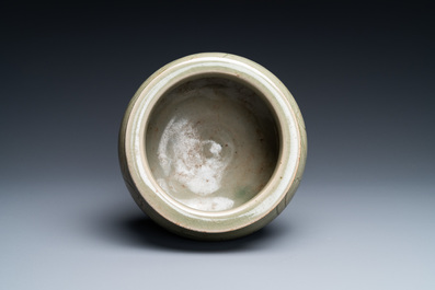 Een Chinese driepotige Yaozhou celadon wierookbrander, Song of later