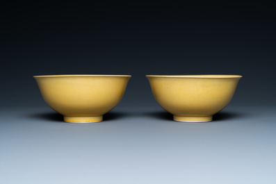 Een paar Chinese monochrome gele kommen, Yongzheng merk, 19e eeuw