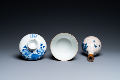 Trois pi&egrave;ces en porcelaine de Chine en bleu et blanc pour le march&eacute; thai, 19&egrave;me