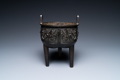 Een Chinese driepotige bronzen 'taotie' wierookbrander, Ming