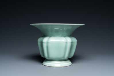 Een Chinese monochrome celadon 'zhadou' kwispedoor, Yongzheng merk, Republiek