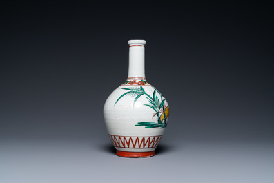 A Japanese Ko-Imari bottle vase in Ko-Kutani-style with a rooster, a hen and their chick, probably Edo, late 17th C.