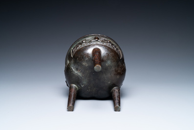 Een Chinese driepotige bronzen 'taotie' wierookbrander, Ming