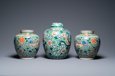 Une paire de vases et un pot couvert en porcelaine de Chine wucai, 19&egrave;me