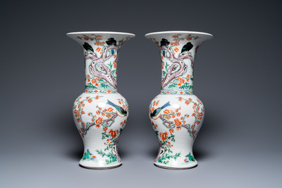 Une paire de vases de forme 'yenyen' en porcelaine de Chine famille verte, 19&egrave;me