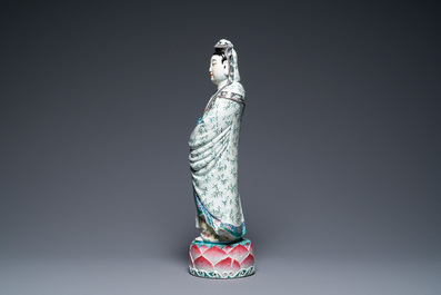 Une grande figure de Guanyin en porcelaine de Chine famille rose, marque Xue Chang Sen Zuo, R&eacute;publique