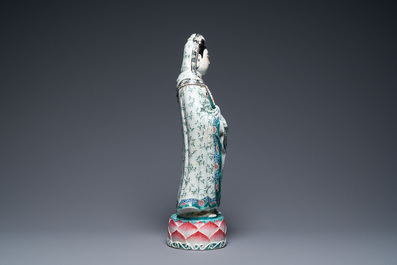 Une grande figure de Guanyin en porcelaine de Chine famille rose, marque Xue Chang Sen Zuo, R&eacute;publique