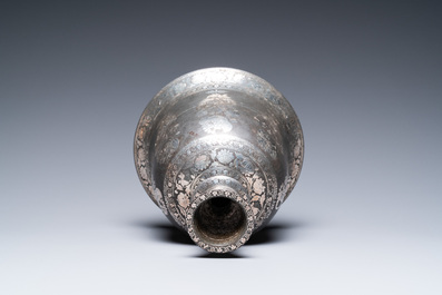 Een Indische met zilver ingelegde bidri basis voor een waterpijp, 1e helft 19e eeuw