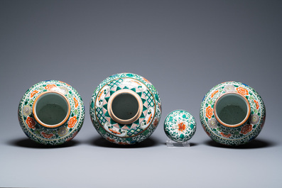 Une paire de vases et un pot couvert en porcelaine de Chine wucai, 19&egrave;me